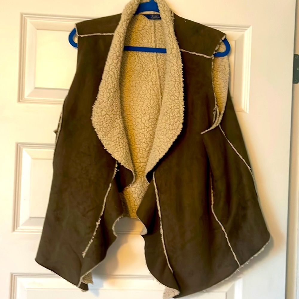 Stylish vest looks like suede and it’s washable !